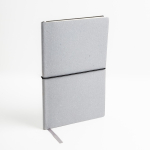 Carnet en cuir recyclé avec élastique A5 feuilles à pointillés vue d'ambiance