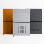 Carnet en cuir recyclé avec élastique A5 feuilles à pointillés vue d'ambiance