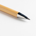 Crayon en bambou avec clip métallique et encre à écriture infinie vue d'ambiance