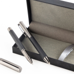 Ensemble roller et stylo métal et carbone, style moderne, encre bleue vue d'ambiance
