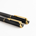 Ensemble stylo et roller en métal avec un design élégant, encre bleue