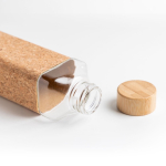 Bouteille en verre avec bouchon en bambou et gaine en liège 640 ml vue en boîte