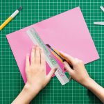 Règle en plastique multiusage avec graduation en relief 20cm