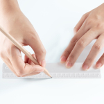 Règle en plastique multiusage avec graduation en relief 20cm vue d'ambiance