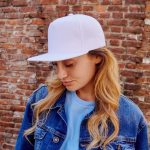 Casquette en polyester recyclé avec visière plate 5 panneaux 300 g/m² vue d'ambiance