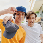 Casquette vintage en coton recyclé avec visière plate 260 g/m² vue d'ambiance