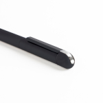 Stylo élégant en acier inoxydable recyclé à encre bleue couleur noir vue d'ambiance
