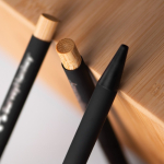 Stylo en aluminium recyclé avec bouton-poussoir en bambou, encre noire vue d'ambiance