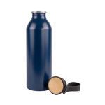 Gourde en aluminium recyclé avec détail en bois sur le bouchon 550ml couleur bleu quatrième vue