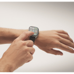 Montre connectée avec écran tactile LCD compatible iOS et Android couleur argenté troisième vue photographique
