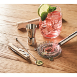 Kit à cocktail avec 5 outils essentiels dans une pochette en coton couleur beige vue d'ambiance principale