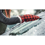 Grattoir à glace avec revêtement en gant doublé de sherpa couleur rouge vue d'ambiance