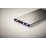 Batterie externe en alu de 8.000 mAh couleur argenté mat quatrième vue photographique