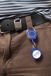 Porte-clés en ABS recyclé et zinc avec cordon et mousqueton couleur bleu vue d'ambiance
