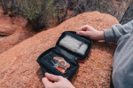 Trousse de premiers secours en nubuck avec 24 accessoires couleur noir vue d'ambiance 4
