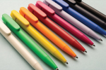 Stylo en plastique recyclé avec écriture de 1 km et encre bleue couleur noir vue d'ambiance