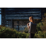 Sac à dos antivol en RPET convertible en mallette pour PC 16” vue d'ambience 3