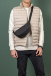 Sac bandoulière réglable en polyester recyclé avec grand compartiment couleur noir vue d'ambiance