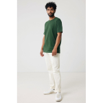 T-shirt unisexe 100 % coton coupe regular 180 g/m² Iqoniq couleur vert forêt troisième vue avec modèle