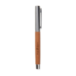 Stylo en acier inoxydable recyclé et cuir synthétique avec encre bleue couleur marron vue avec logo