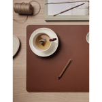 Stylo en aluminium recyclé avec mécanisme rotatif et encre bleue couleur marron vue d'ambiance