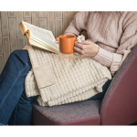 Plaid en RPET avec toucher super doux et patch personnalisable vue d'ambiance