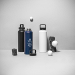 Gourde en acier inoxydable recyclé à 90 % avec double paroi 1,2 L vue d'ambiance