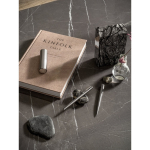 Ensemble stylo et roller en acier inoxydable recyclé avec encre noire vue d'ambiance