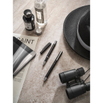Ensemble stylo et roller aluminium recyclé avec encre bleue et noire vue d'ambiance