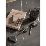 Stylo tournant en acier inoxydable recyclé avec encre noire vue d'ambiance