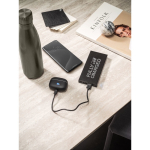 Batterie portable en aluminium avec câble de charge rapide 10.000 mAh vue d'ambiance