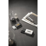 Powerbank en ABS idéale pour fixer derrière le téléphone 10 000 mAh vue d'ambiance