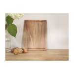 Planche à découper en bois d’acacia certifiée FSC couleur bois image nature morte