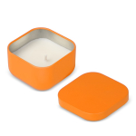 Bougie en cire végétale avec parfum vanille dans un pot en métal carré couleur orange cinquième vue
