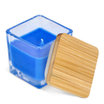Bougie en cire végétale dans un pot en verre avec couvercle en bambou couleur bleu troisième vue