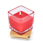 Bougie en cire végétale dans un pot en verre avec couvercle en bambou couleur rouge deuxième vue