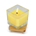 Bougie en cire végétale dans un pot en verre avec couvercle en bambou couleur jaune deuxième vue