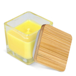 Bougie en cire végétale dans un pot en verre avec couvercle en bambou couleur jaune troisième vue