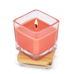 Bougie en cire végétale dans un pot en verre avec couvercle en bambou couleur orange deuxième vue