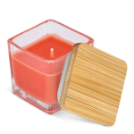Bougie en cire végétale dans un pot en verre avec couvercle en bambou couleur orange troisième vue