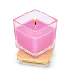 Bougie en cire végétale dans un pot en verre avec couvercle en bambou couleur rose deuxième vue