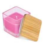 Bougie en cire végétale dans un pot en verre avec couvercle en bambou couleur rose troisième vue