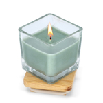 Bougie en cire végétale dans un pot en verre avec couvercle en bambou couleur vert olive deuxième vue