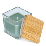 Bougie en cire végétale dans un pot en verre avec couvercle en bambou couleur vert olive troisième vue