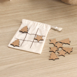 Jeu de tic-tac-toe avec des jetons de Noël en liège vue d'ambiance