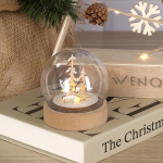 Boule lumineuse avec motif de Noël à l'intérieur et une base en bois vue d'ambiance