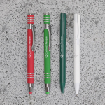 Stylo en aluminium mécanisme à poussoir, finition mate et encre bleue vue d'ambiance