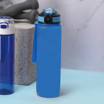 Bouteille hydratation, avec un doseur, d'une capacité de 1 litre vue d'ambiance