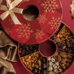 Couronne de Noël avec 5 types de douceurs au chocolat et fruits secs couleur mélange de saveurs quatrième vue