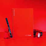 Carnet réutilisable couverture souple stylo-feutre A5 pages blanches couleur rouge vue d'ambiance